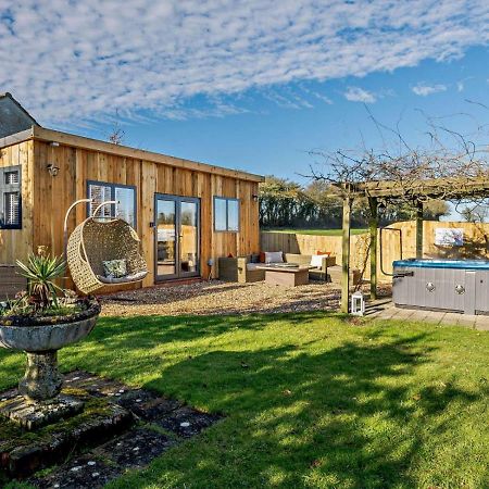 Log Cabin Near Bath Чипенхэм Экстерьер фото