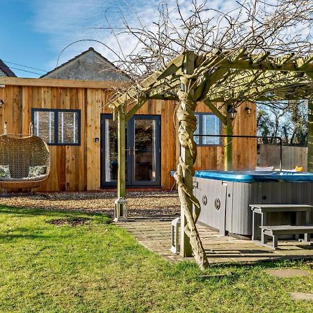 Log Cabin Near Bath Чипенхэм Экстерьер фото