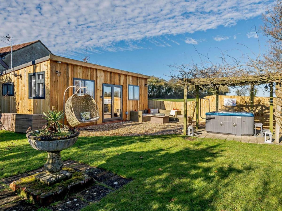 Log Cabin Near Bath Чипенхэм Экстерьер фото