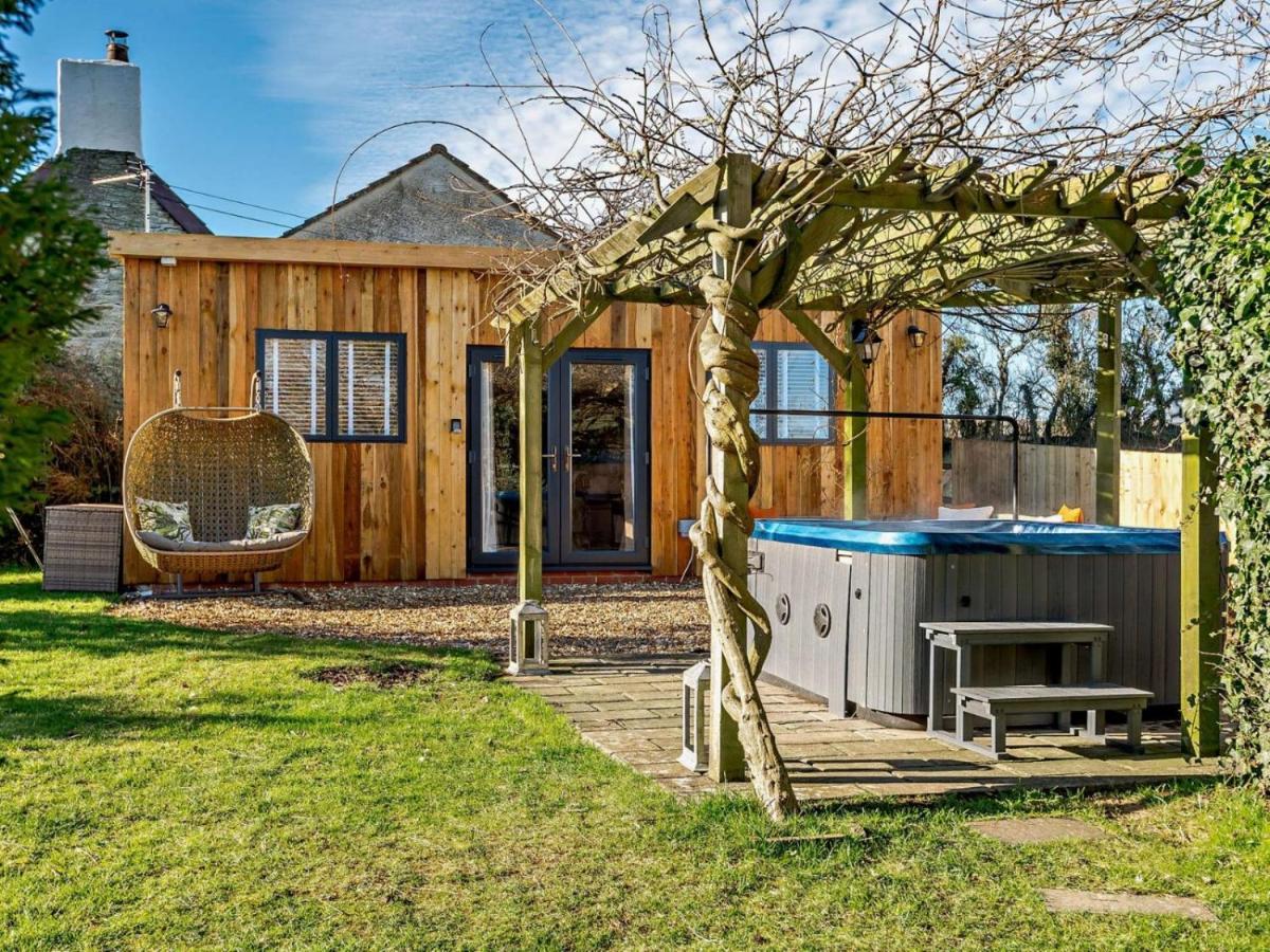 Log Cabin Near Bath Чипенхэм Экстерьер фото