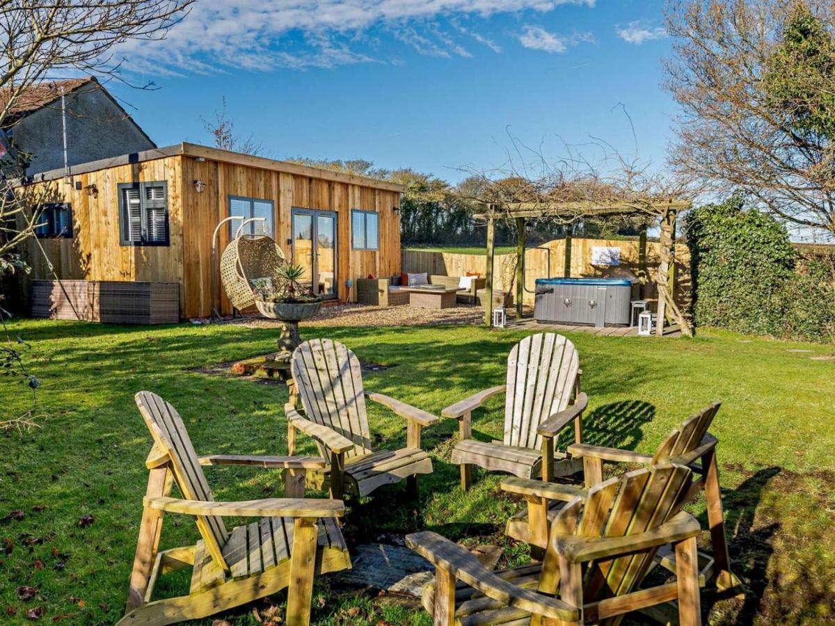 Log Cabin Near Bath Чипенхэм Экстерьер фото
